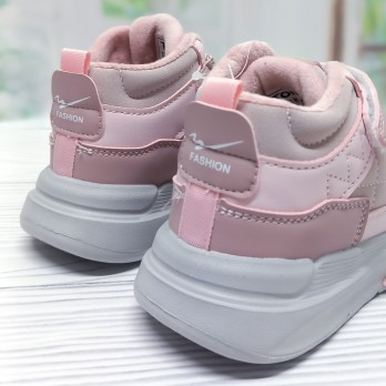 Детские розовые ботинки вид сзади