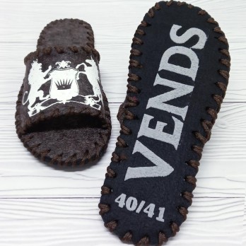 Коричневые мужчкие тапочки