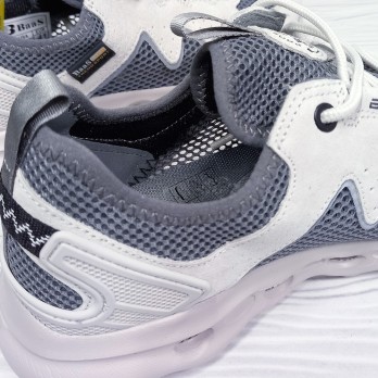 Белые мужские кроссовки вид с зади