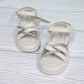 Бежевые босоножки для девочки, украшены стразами.