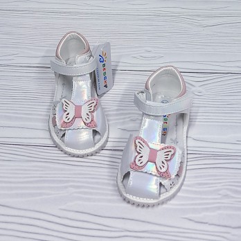 белые с серебристым отливом детские босоножки, украшены декоративной бабочкой
