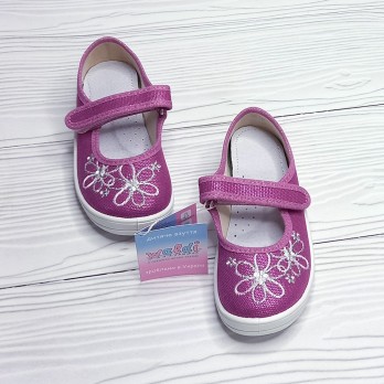 Розовые тапочки для девочки, застёжки на липучках, украшены стильной вышивкой.