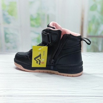 Бетинки для девочки, демисезонные, чёрного цвета, застёжки на липучках и молнии.