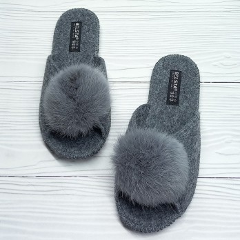 Женские фетровые тапочки украшение мех - пушок, серые.