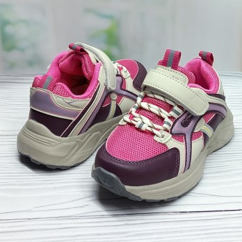 Детские розовые кроссовки для девочки.