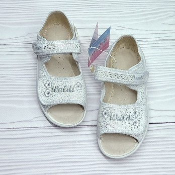 Тапочки для девочки, белые, регулировка ширины и высоты стопы липучками.