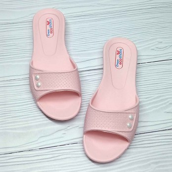 Розовые женские шльопки.