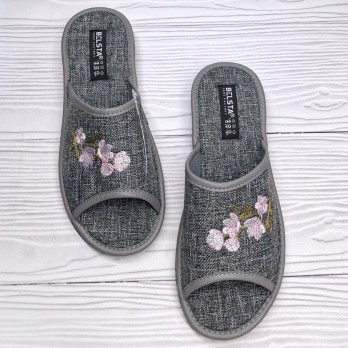 серые женские тапочки на танкетке, украшение - стильная вышивка.