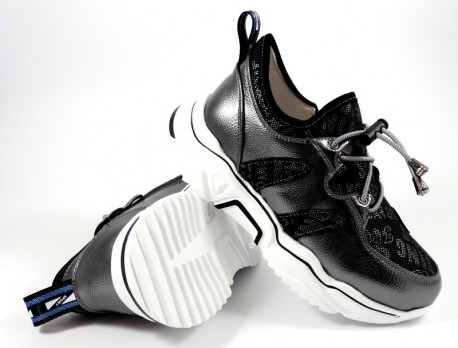 Кроссовки с белой подошвой серебристого цвета