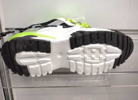 Подошва белых кроссовок