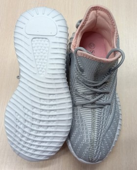 Серые кроссовки, сетка, серые шнурки.