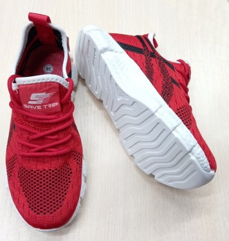 Красные кроссовки белая подошва