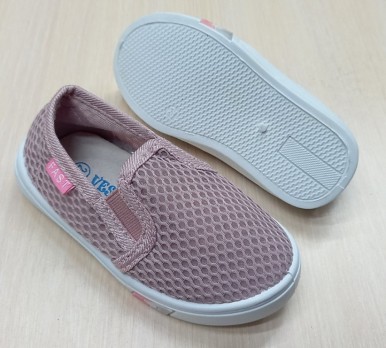 Розовые слипоны с белой подошвой