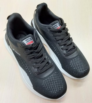 Чорні кросівки, сітка, шнурки