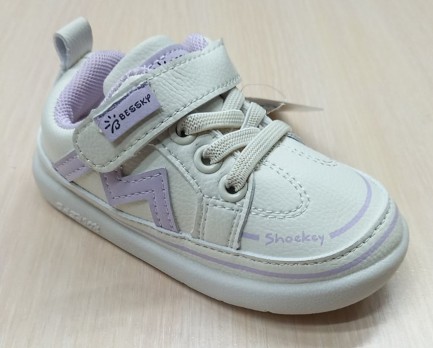 Белые кроссовки на липучках