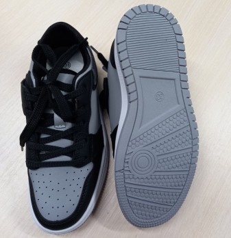 серые кроссовки для мальчика, шнурки, серая подошва