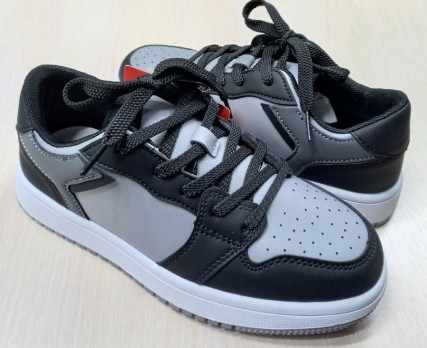 Сірі кросівки, шнурки, для хлопчика