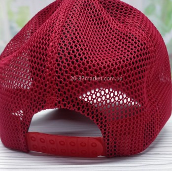 Красная детская бейсболка, вид регулируемой застёжки